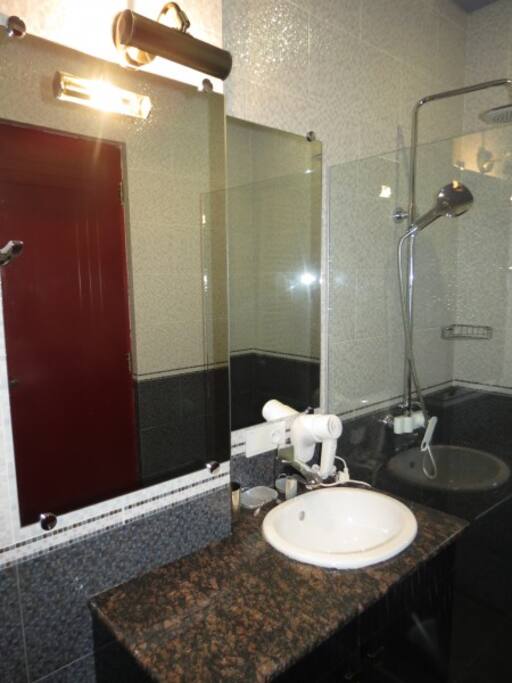 State-of-the-art bathroom with double shower head for optimal shower experience
