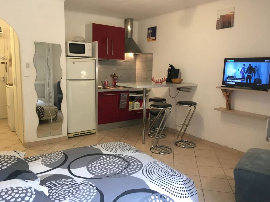 studio 24m2 tout équipé (lave linge,wifi et place de parking reservée).