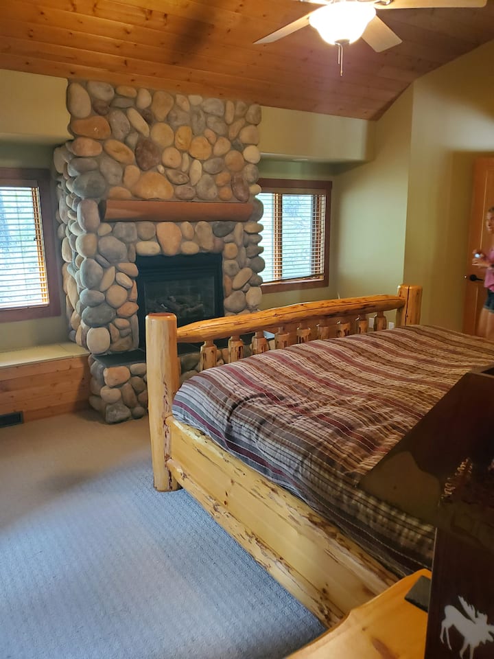 ห้องสวีทใหญ่พร้อมเตียงคิงไซส์และเตาผิงแก๊ส