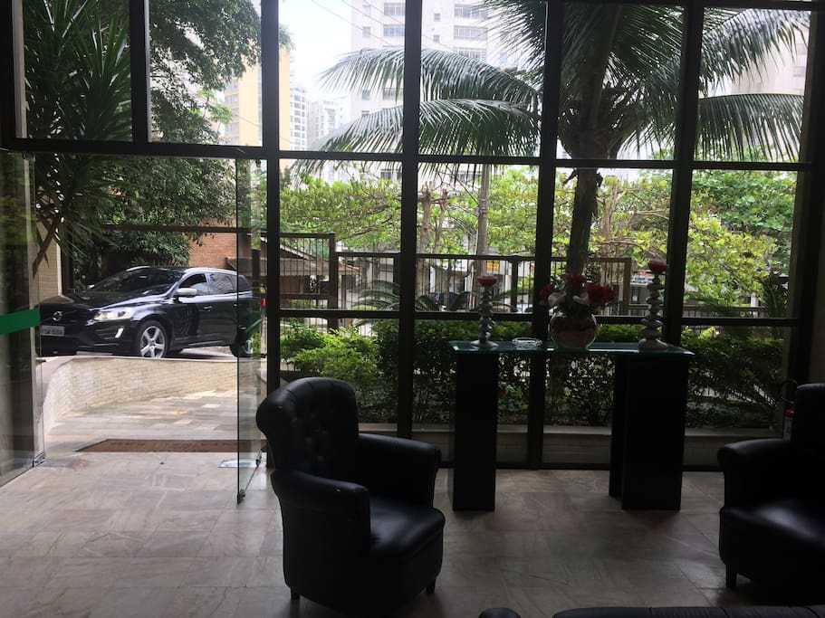 Recepção de entrada do exclusivíssimo Ed. Bosque de Fontanebleau. Visão para a parte externa.