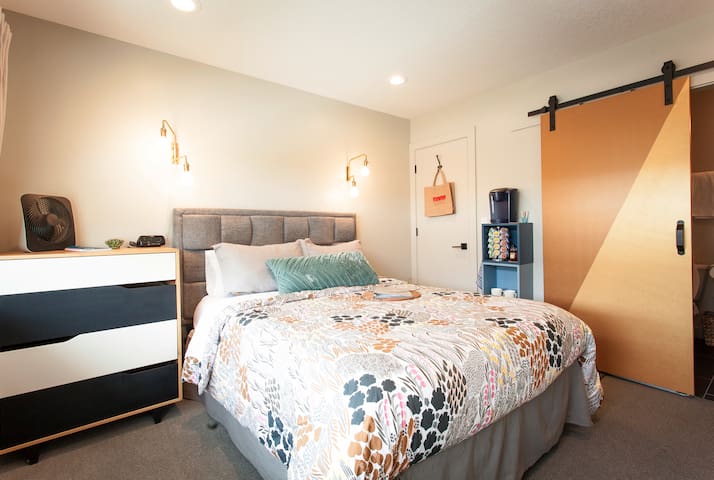 Studio B: stylish comfort, no cleaning fee