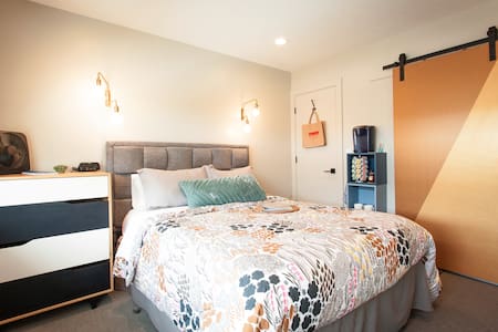 Studio B: stylish comfort, no cleaning fee