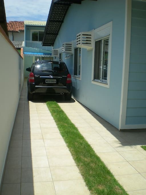 Lateral onde os carros ficam.