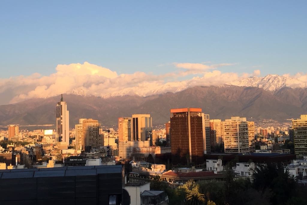 Vista panorámica de Santiago y la cordillera desde el departamento