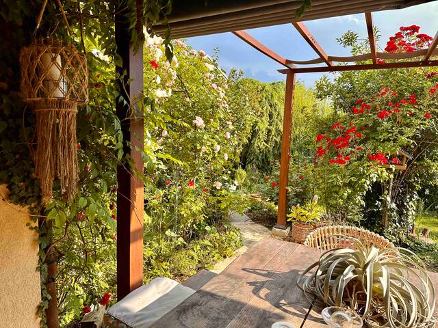 Poetic home, 3-min beach, lush garden