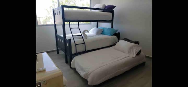 Litera de cama matrimonial y dos individuales.
Bunk beds one full size and 2 twins.
