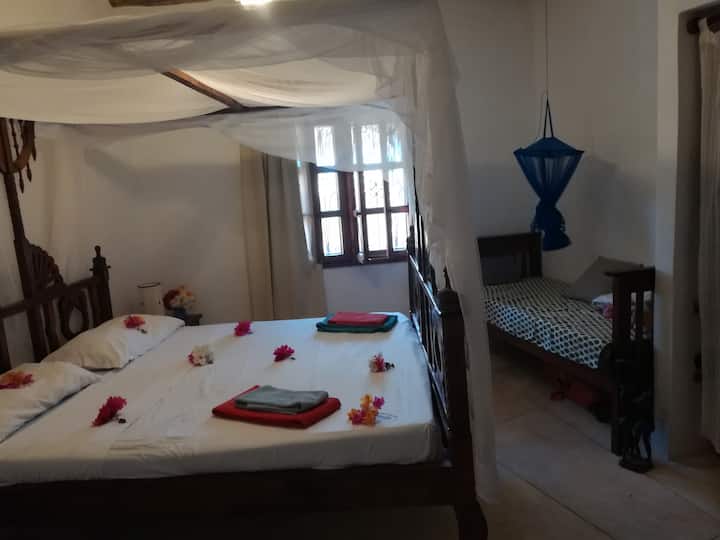 ห้องนอนพร้อมเตียงสามหลัง