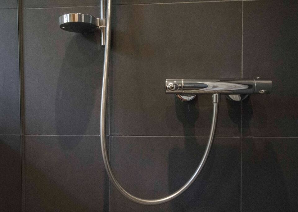 Moderne Armaturen im Duschbad