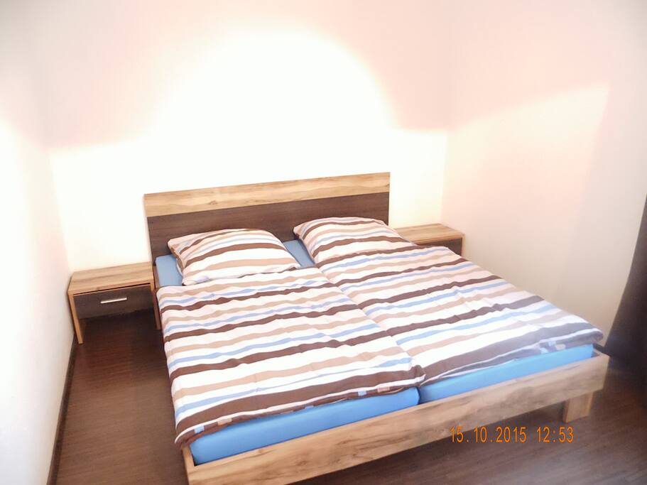 Komfortables 2-Personen Bett (180x200cm)