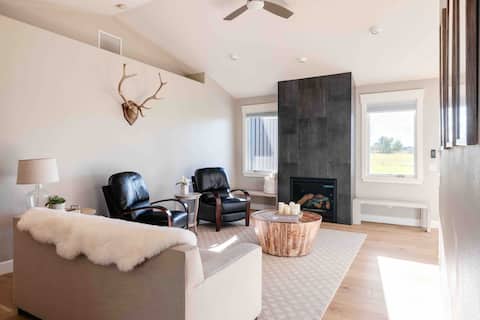 Popular Airbnb listing: Colorado Casa near Telluride: Hot-Tub, Firepit in Montrose