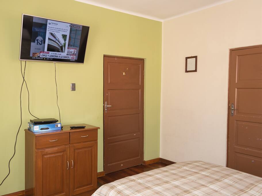 Habitación con pantalla de 42 " con TV Cable e Internet. También con reproductor de BlueRay