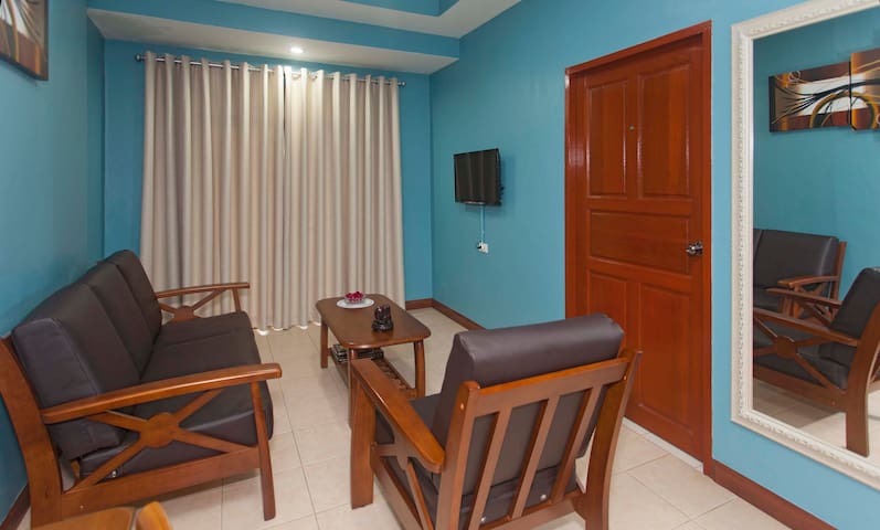 Homely 2 Bedroom Suite Free Wi-Fi & close to beach