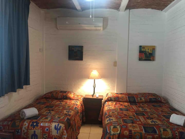 客房配备迷你分体式空调、双人床和单人床  