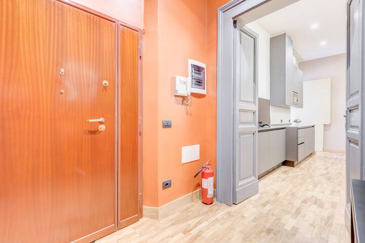 Roma Townhouse Frattina sleeps 6 3 bathrooms gallery image 5