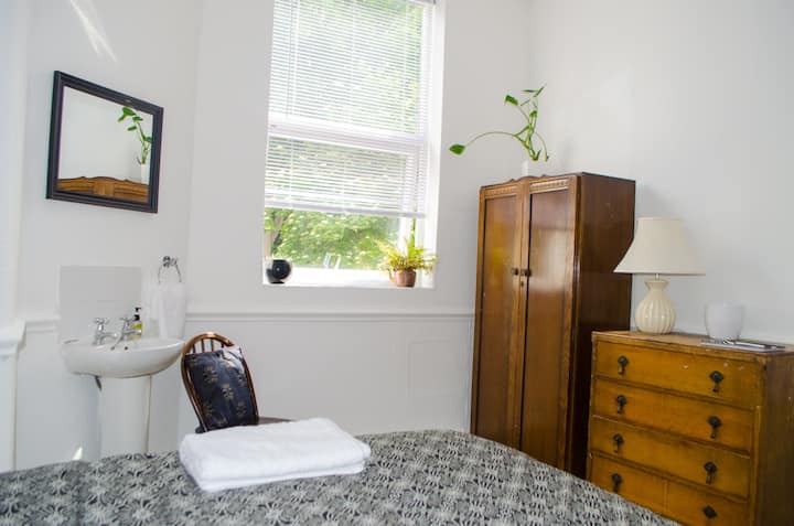 DOUBLE White Victorian Decorated Room With SINK