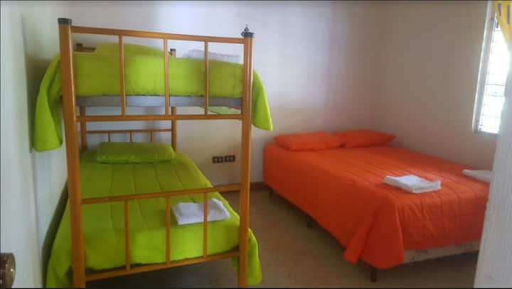 Საშუალო ოთახი, საწოლი და ორსართულიანი საწოლი