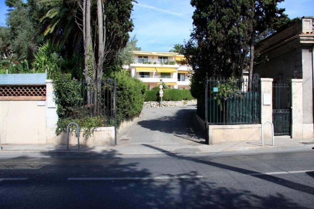 Vista Palazzina dall'ingresso del Parc Eléonore
