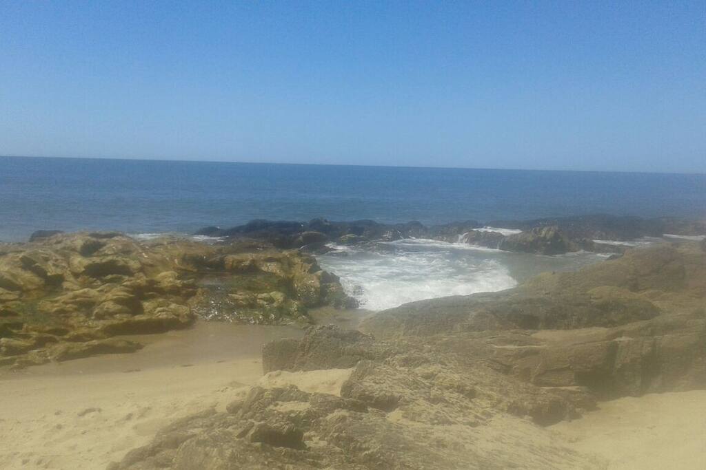 nuestra playa.a seis cuadras.con piscinas naturales que se forman en las rocas.Punta Piedras.
