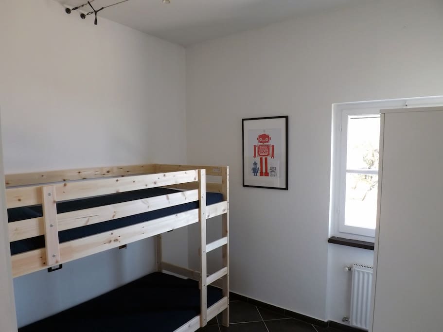 Camera con letto a castello e armadio