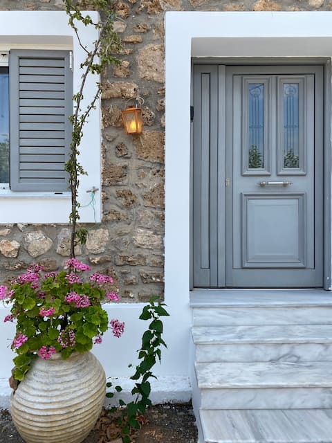 Petrohori Gem  15’ by foot to Amothines beach