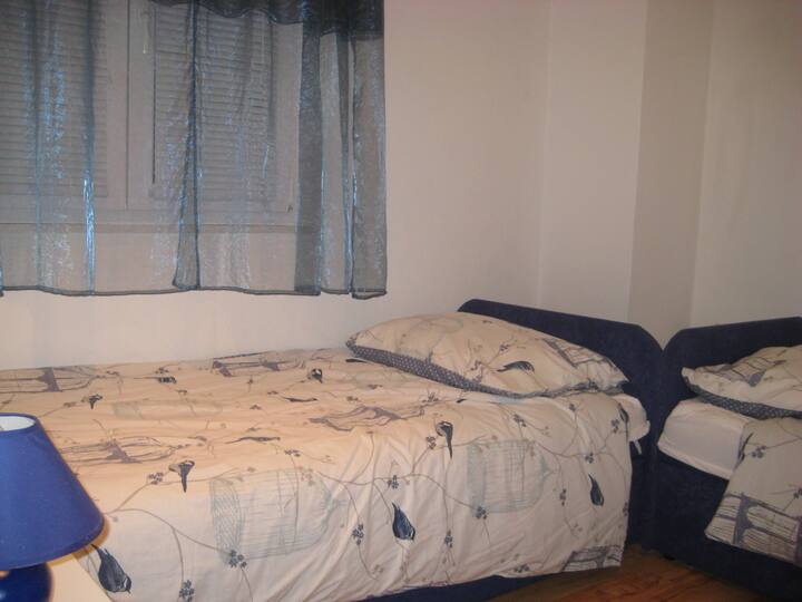 chambre avec deux lits simples