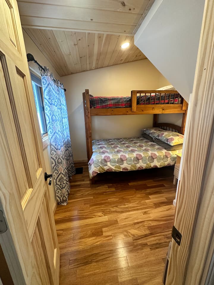 Dormitorio #4 - litera (individual sobre completa)