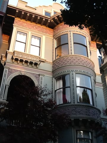 Alamo Art Haus ~ City Center Vic with a Boho Twist