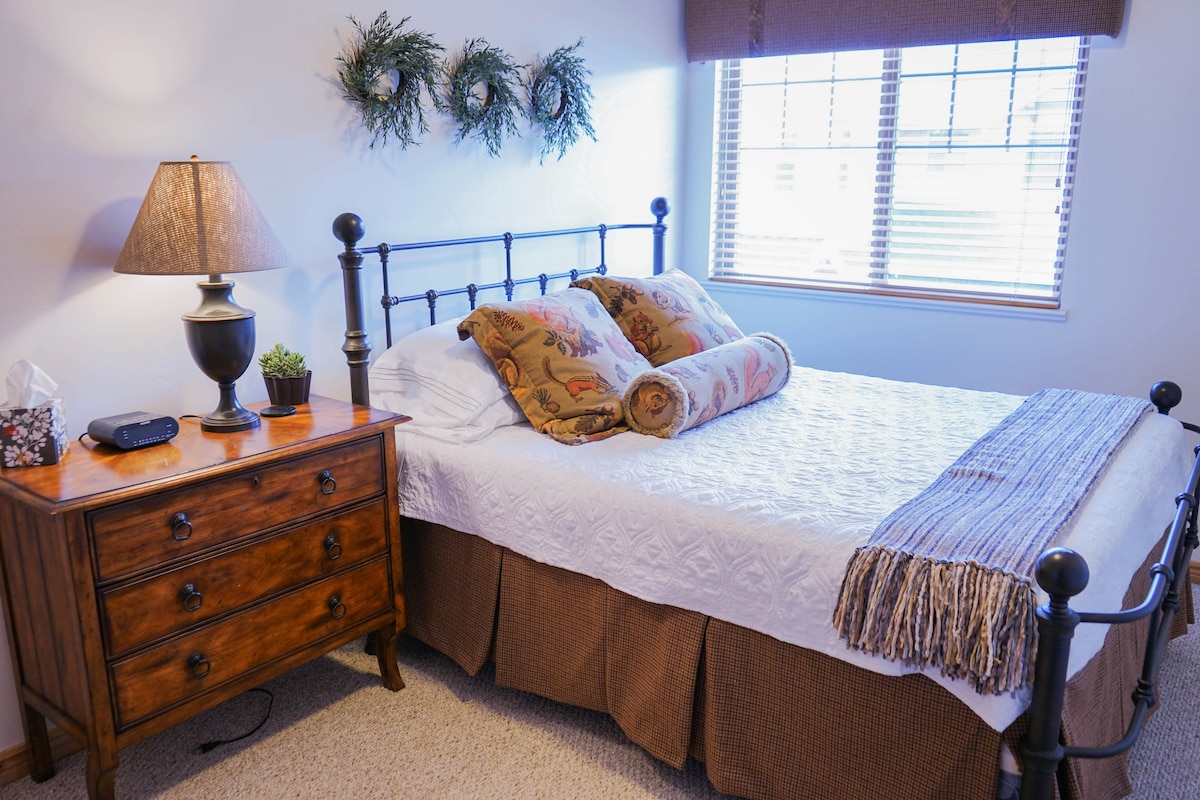 ห้องนอนควีนไซส์ชั้นบน # 2 