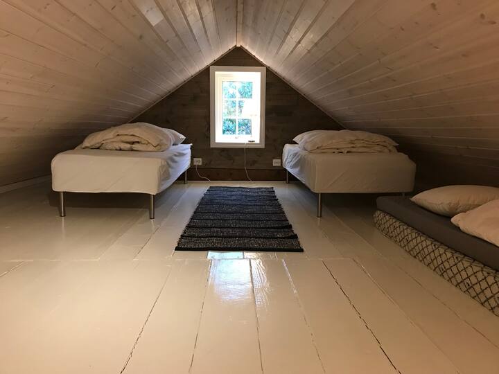 Loft/loft/dormitorio. Esta es una gran habitación, pero muy baja bajo el techo (165 cm en el más alto hasta el techo). Acogedor para dormir aquí:) 2 colchones adicionales disponibles