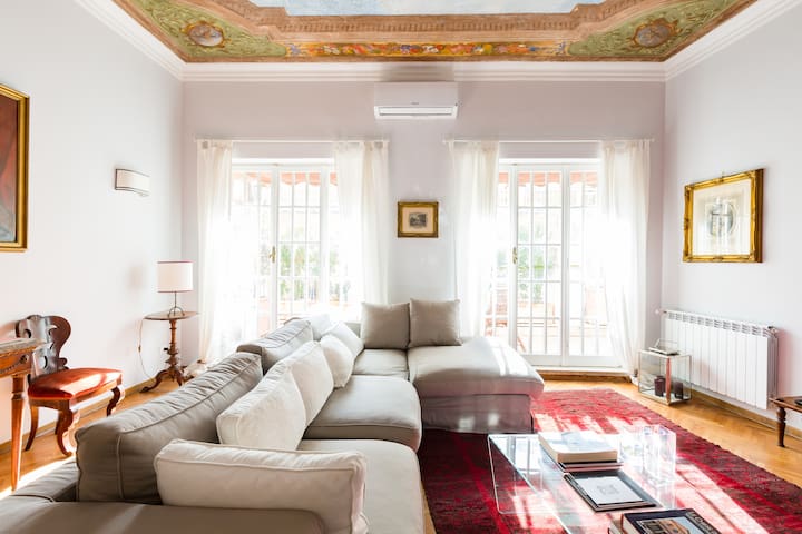 Restored Roman Penthouse near Spanish Steps