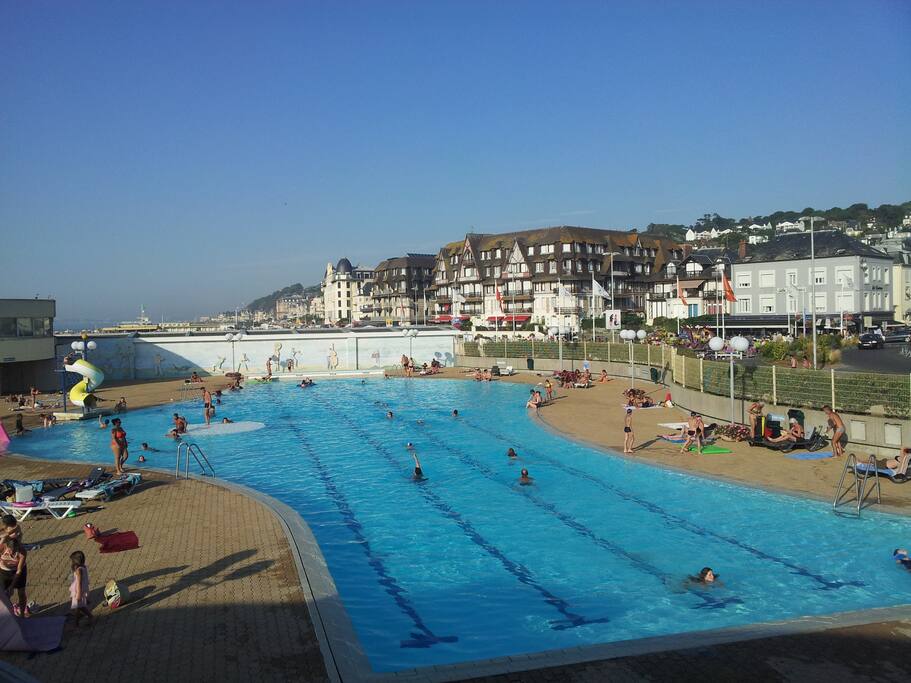 Piscine municipale
En suivant les planches a partir de la maison à 5 mn a pied .entrée : 3à4 euros