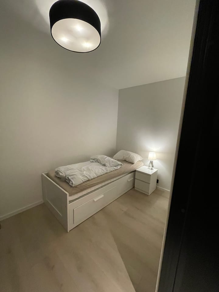 Მე ‑ 5 საძინებელი ერთადგილიანი საწოლით, რომლის გამოღებაც შესაძლებელია ორადგილიან საწოლზე.