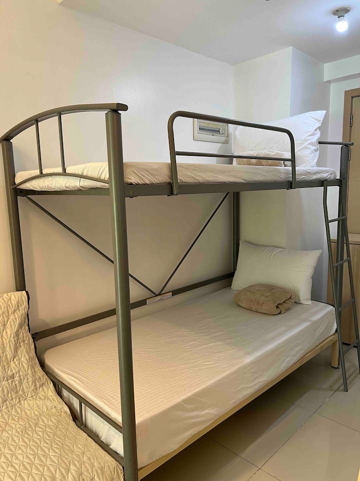 kitanda cha ghorofa sebuleni