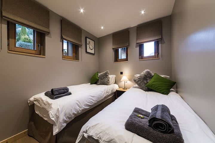 Bedroom 2 set up as twin
