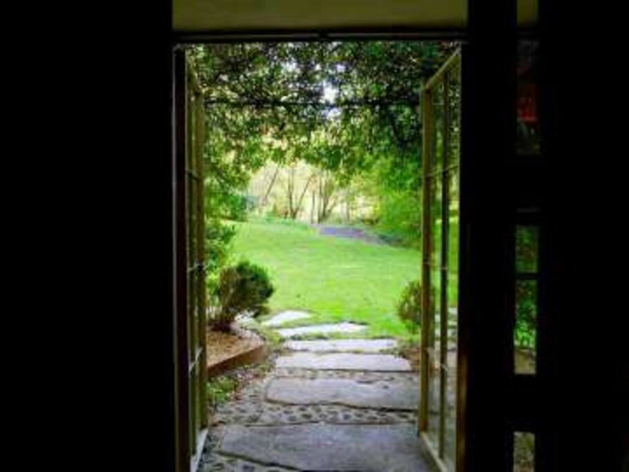 El jardín, visto desde la entrada principal