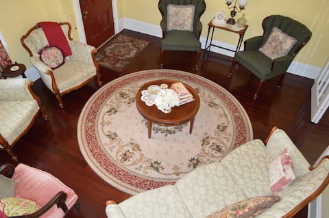 Top Airbnb: A Victorian Rose, Downtown, GroupsFAMILIES,HotTub! in Grass Valley