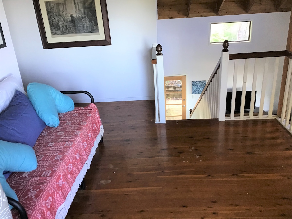 קומה עליונה - מיטת יום בקומת הביניים