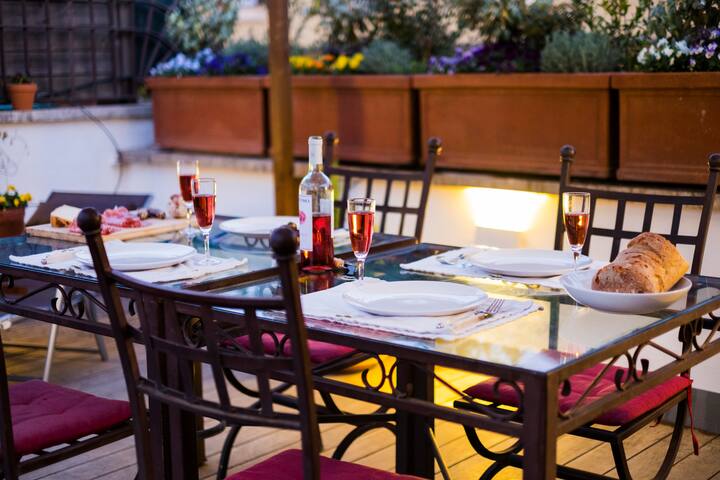 Piazza Navona 2BR, 2BA Penthouse-Beautiful Terrace gallery image 5