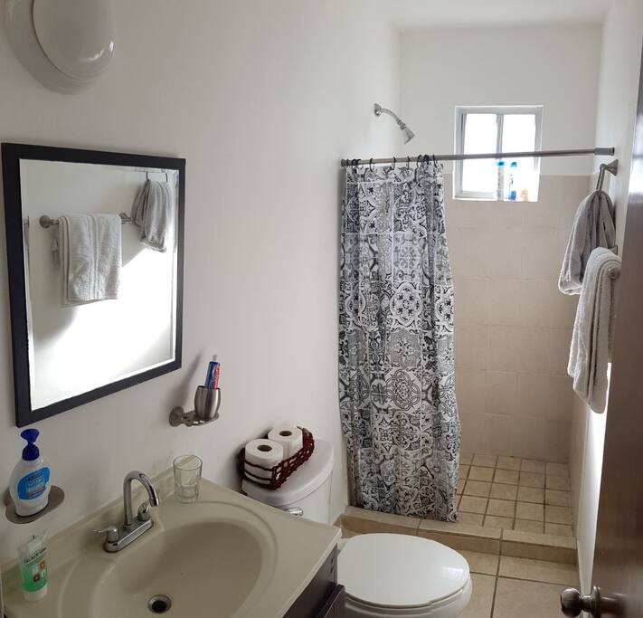 Baño privado, con agua caliente, shampoo, gel de baño y otros productos de higiene /private bathroom, whith hot water, shampoo, bath gel, tooth paste and other hygiene products