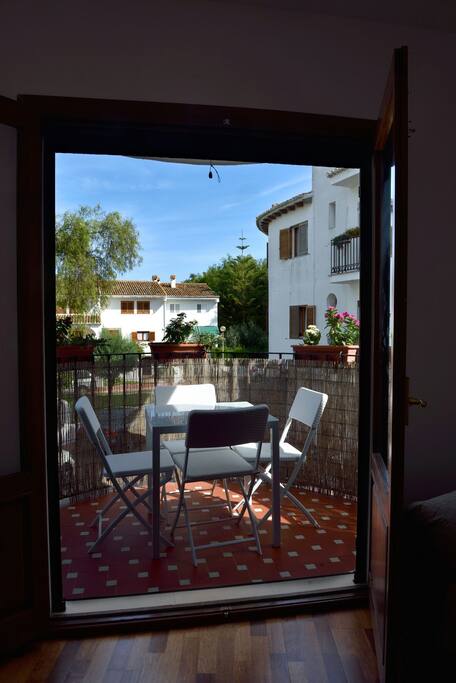 La terraza da a tres lados .