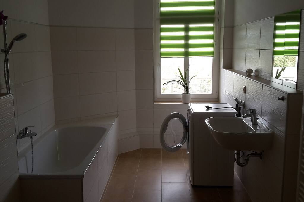 Bad mit Badewanne und Waschmaschine