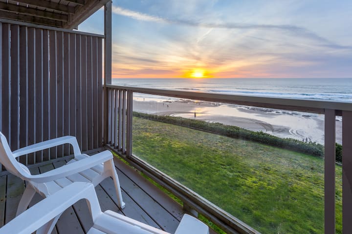 The Starfish-Oceanfront balcony, kitchen,fireplace