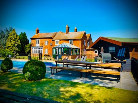 Award winning luxury. Pool , hot tubs , games .