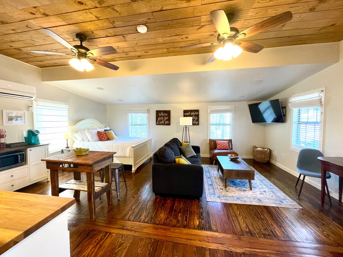 Top performing Airbnb: The Studio in Historic Downtown McKinney in Mc Kinney