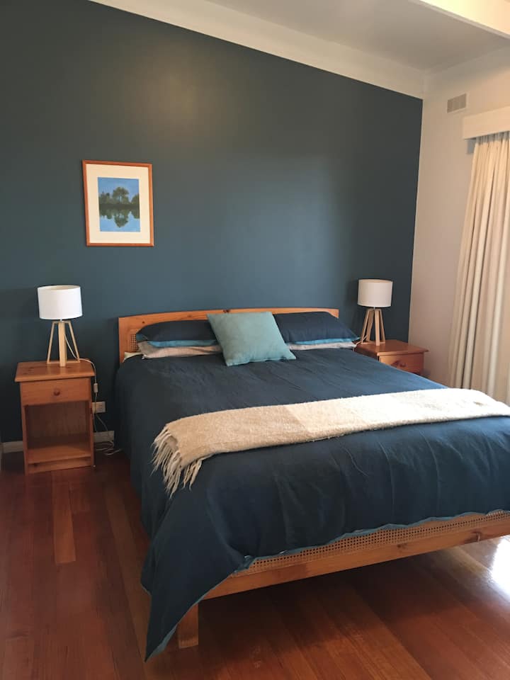 Dormitorio principal en la planta superior con cama tamaño queen