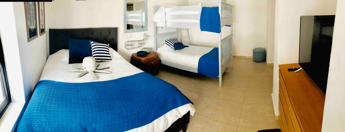 Соба со трет кревет на пониско ниво