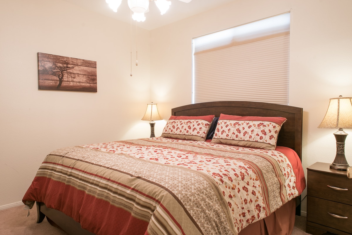 מיטת קינג סייז בחדר השני, מעוצבת בטוב טעם לשהייה רגועה