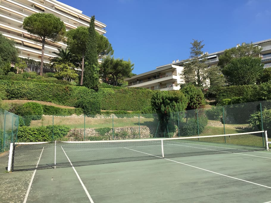 2 private tennis courts