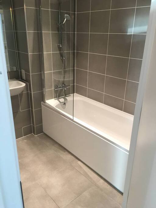Instant Hot Water Bathroom with Full Bathtub