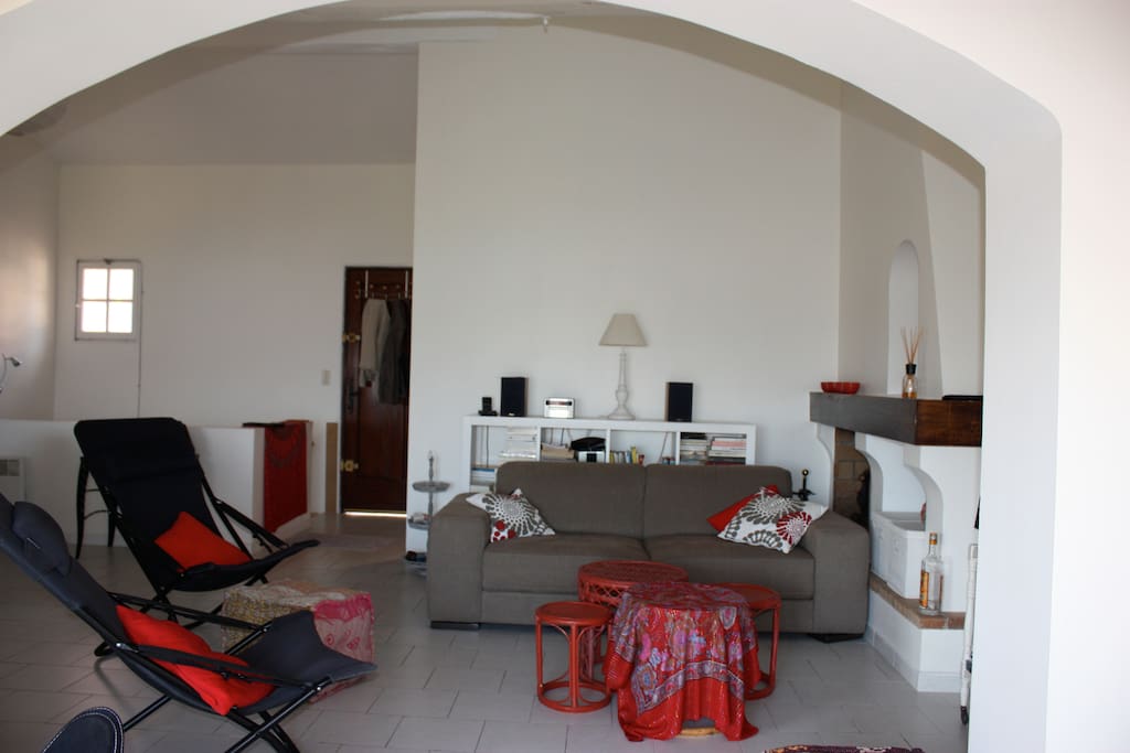 la salon avec TV reste frais même sans climatisation et assis sur le canapé vous contemplez la vue de la photo de couverture
Chaîne avec prise ipod
